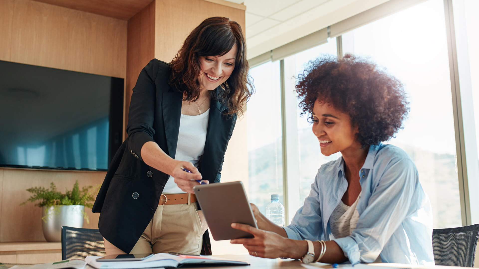 two women looking at Canada's labour market trends for Q4 2024